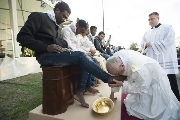 Papa Francesco lava i piedi a migranti e rifugiati durante la messa del Giovedì Santo 24 marzo 2016. / L'Osservatore Romano.