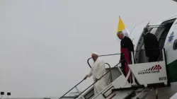 Papa Francesco scende dall'aereo durante uno dei suoi viaggi internazionali  / Alan Holdren / CNA 