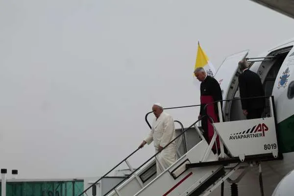 Papa Francesco sulla scaletta dell'aereo | Papa Francesco scende dall'aereo durante uno dei suoi viaggi internazionali  | Alan Holdren / CNA 