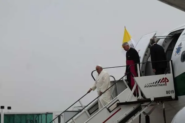 Papa Francesco durante uno dei suoi viaggi internazionali / Alan Holdren / CNA