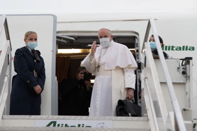 Papa Francesco | Papa Francesco durante un volo papale  | Archivio CNA