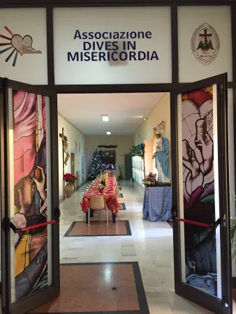 La porta della Casa della Misericordia a Gela  |  | Piccola casa della misericordia