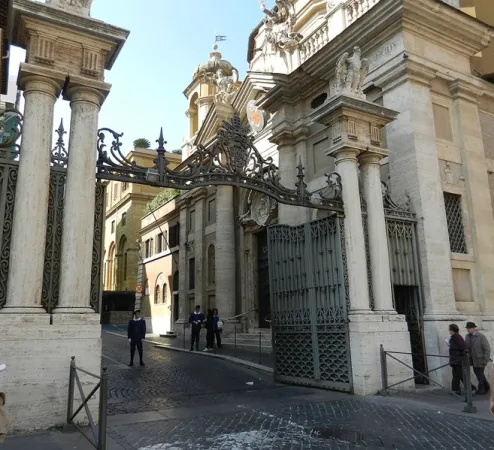 Porta Sant'Anna | Porta Sant'Anna, uno degli ingressi del Vaticano | tds