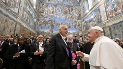 L'ambasciatore di Cipro presso la Santa Sede Georges Poulides con Papa Francesco in Cappella Sistina al termine del consueto incontro di inizio anno con il Corpo diplomatico, 8 gennaio 2024 / Vatican Media / ACI Group