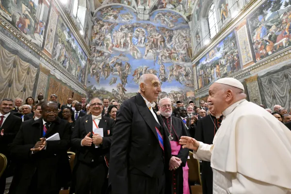 L'ambasciatore di Cipro presso la Santa Sede Georges Poulides con Papa Francesco in Cappella Sistina al termine del consueto incontro di inizio anno con il Corpo diplomatico, 8 gennaio 2024 / Vatican Media / ACI Group