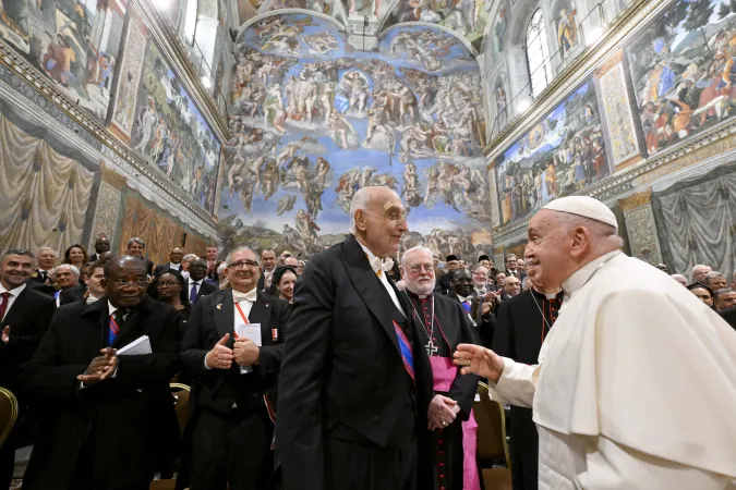 Georges Poulides | L'ambasciatore di Cipro presso la Santa Sede Georges Poulides con Papa Francesco in Cappella Sistina al termine del consueto incontro di inizio anno con il Corpo diplomatico, 8 gennaio 2024 | Vatican Media / ACI Group