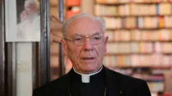 Il cardinale Poul Poupard nella sua biblioteca, sullo sfondo una foto di Giovanni Paolo II / CNA/ Daniel Ibáñez