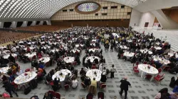 Un pranzo per i poveri nell'aula Paolo VI / Vatican Media