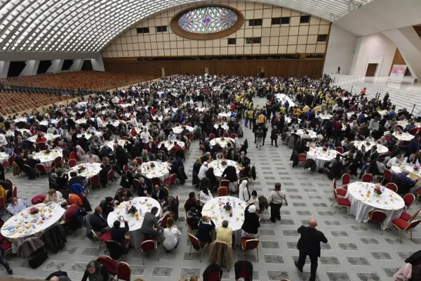 Un pranzo per i poveri nell'aula Paolo VI / Vatican Media