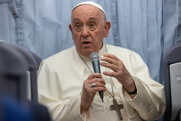 Papa Francesco durante la conferenza stampa sul volo di ritorno da Marsiglia, 23 settembre 2023 / Daniel Ibanez / ACI Group