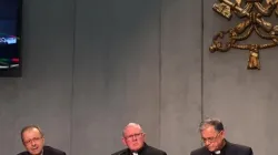 Briefing in Sala Stampa Vaticana, 19 ottobre 2015. Da sinistra a destra: il vescovo Solmi, il vescovo Coleridge, il Patriarca Twal / Marco Mancini / ACI Stampa