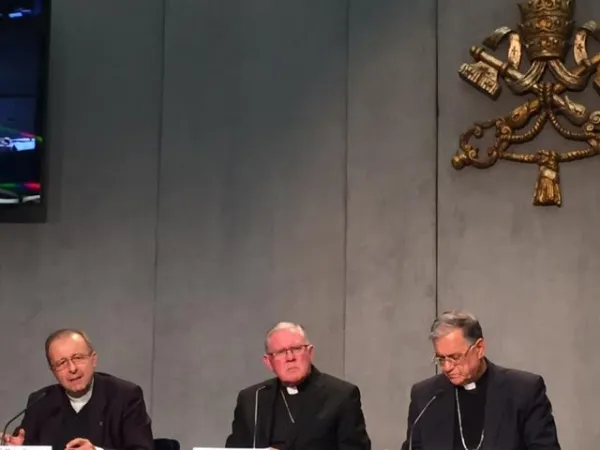 Briefing in Sala Stampa vaticana | Briefing in Sala Stampa Vaticana, 19 ottobre 2015. Da sinistra a destra: il vescovo Solmi, il vescovo Coleridge, il Patriarca Twal | Marco Mancini / ACI Stampa