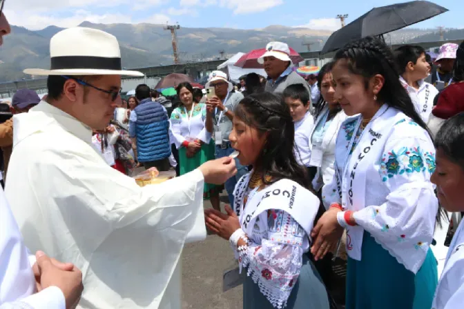 La  Comunione ai bambini presenti al 53° Congresso Eucaristico Internazionale di Quito 2024 | La Comunione ai bambini presenti al 53° Congresso Eucaristico Internazionale di Quito 2024 | Credit Eduardo Berdejo - Notizie EWTN