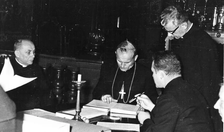 Il cardinale Wojtyła segue il processo di beatificazione di Suor Faustina Kowalska |  | pd