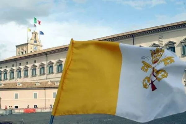 La bandiera vaticana di fronte il Quirinale / pd