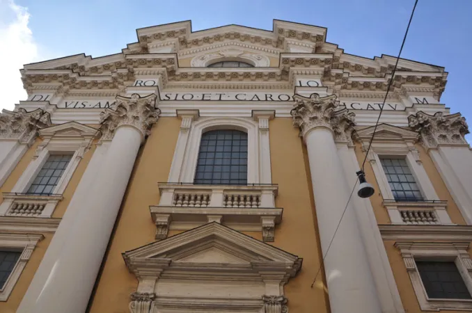 La facciata della basilica dei Santi Ambrogio e Carlo al Corso  |  | http://www.arciconfraternitasantiambrogioecarlo.it