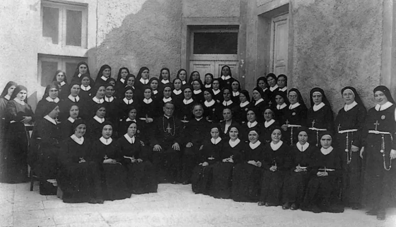 Una foto d'archivio delle Pie Discepole con il fondatore |  | www.discepolegesueucaristico.org