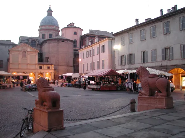 Piazza San Prospero, alle spalle del duomo a Reggio Emilia |  | Wikipedia