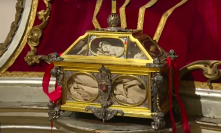 Tunica di San Thomas Becket | Il reliquiario che contiene la tunica insanguinata di San Thomas Becket, custodito nella Basilica di Santa Maria Maggiore | Tv2000