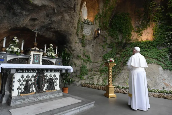 Papa Francesco prega davanti alla Grotta di Lourdes / Vatican Media