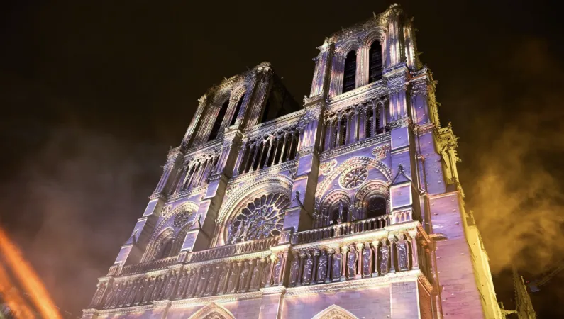 Notre Dame de Paris | L'arcivescovo Ulrich bussa alla porta della cattedrale di Notre Dame a Parigi, 7 dicembre 2024 | Regine Mahaux / Diocesi di Parigi