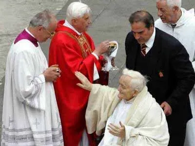 Frere Roger alle esequie di Giovanni Paolo II |  | CTV