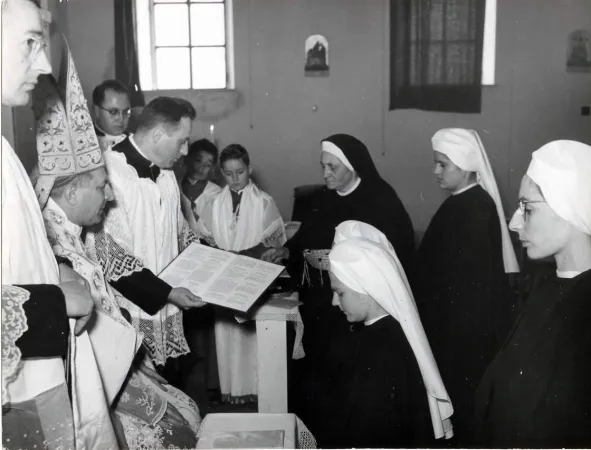 La vestizione di Suor Laura Mainetti nel 1959 |  | www.figliedellacroce.it