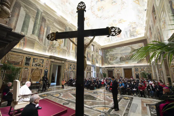 Papa Francesco, Fondazione Italiana Autismo | Papa Francesco con i membri della Fondazione Italiana Autismo, 1 aprile 2022 | Vatican Media / ACI Group