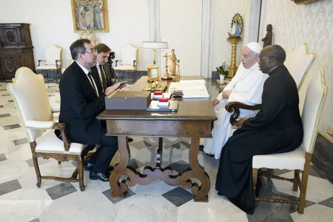 Papa Francesco, Andriy Yurash | Papa Francesco riceve in udienza l'ambasciatore di Ucraina presso la Santa Sede Andriy Yurash, Palazzo Apostolico Vaticano, 6 agosto 2022 | Vatican Media / ACI Group