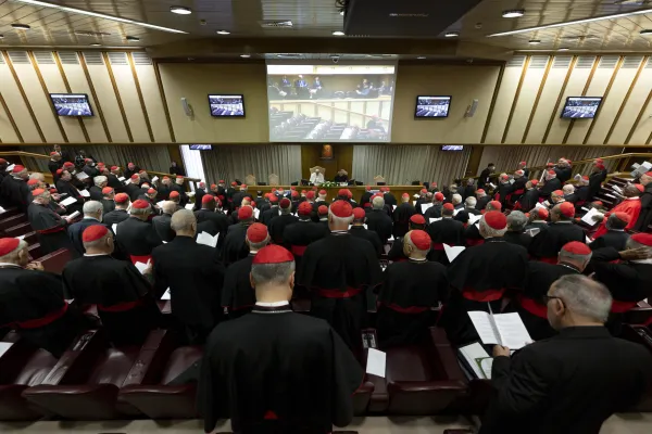 Papa Francesco e i cardinali nell'Aula Nuova del Sinodo per la preghiera di inizio dei lavori, 29 agosto 2022 / Vatican Media / ACI Group