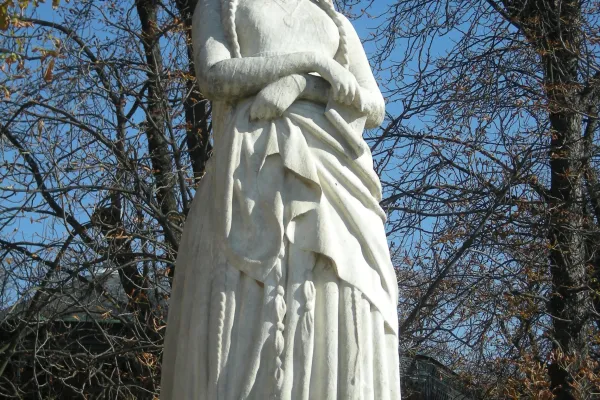 La statua di Santa Genoveffa al Giardino di Luxembourg a Parigi / Wikimedia Commons