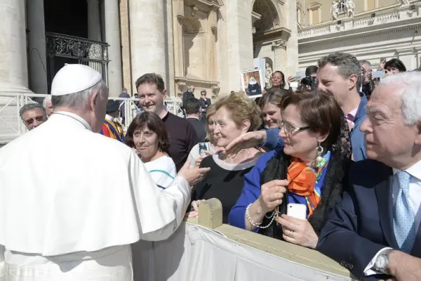 Papa Francesco saluta alcune persone al termine dell'udienza generale  / L'Osservatore Romano / ACI Group