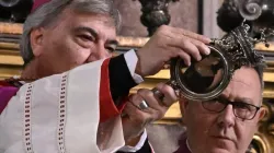 L'Arcivescovo di Napoli Mons. Battaglia mostra l'ampolla / Credit Chiesa di Napoli