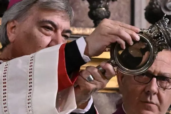 L'Arcivescovo di Napoli Mons. Battaglia mostra l'ampolla / Credit Chiesa di Napoli