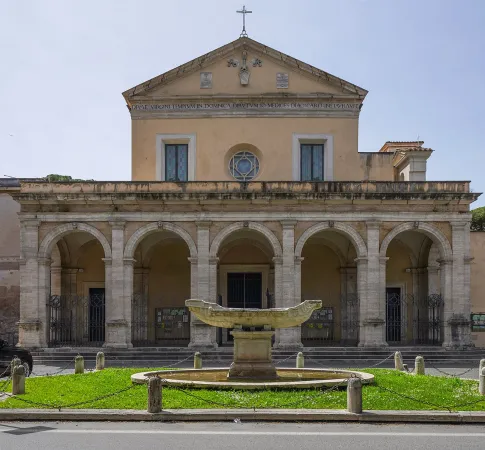 La fontana della Navicella davanti alla Basilica di Santa Maria in Dominica |  | Wikipedia