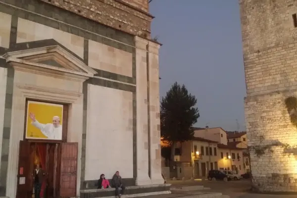 Santa Maria delle Carceri, la piazza dei giovani per la visita / Andrea Gagliarducci / ACI Stampa