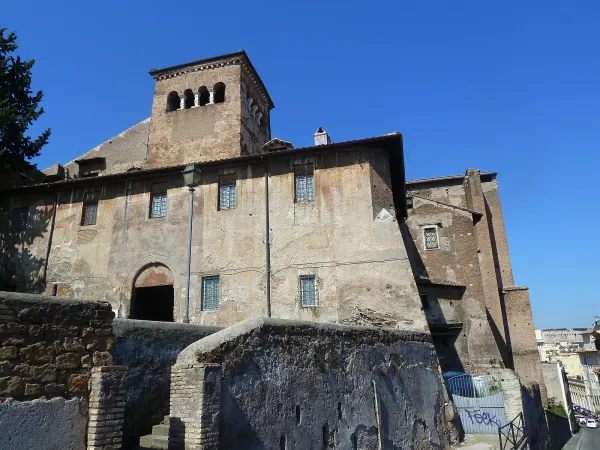 La Basilica e il Monastero dei Santi Quattro Coronati |  | Wikimedia commons