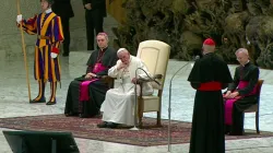 Papa Francesco ascolta il Cardinal Bagnasco nell'indirizzo di saluto all'incontro con i gruppi del Progetto Policoro, 15 dicembre 2015 / CTV