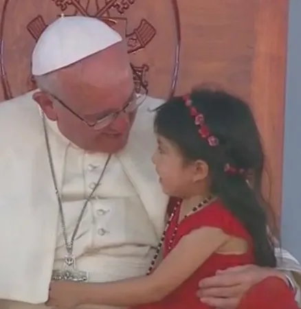 Papa Francesco a Tuxtla Gutierrez | Papa Francesco prende in braccio una bambina, stadio Reyna, Tuxtla Gutierrez, 15 febbraio 2016 | CTV