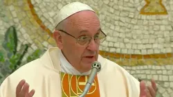 Papa Francesco durante la Messa con la Comunità del Centro Aletti, cappella Redemptoris Mater, Palazzo Apostolico, 8 aprile 2016 / CTV