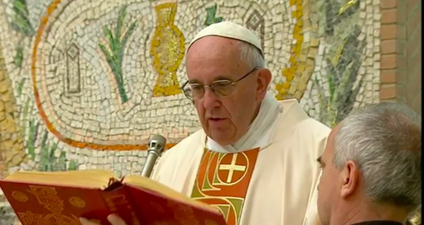 Papa Francesco | Papa Francesco durante la Messa con la Comunità del Centro Aletti, cappella Redemptoris Mater, Palazzo Apostolico, 8 aprile 2016 | CTV