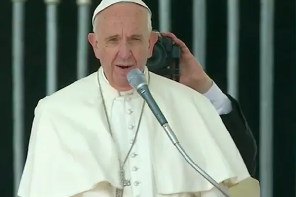 Papa Francesco durante l'udienza generale del 9 aprile 2016 / CTV