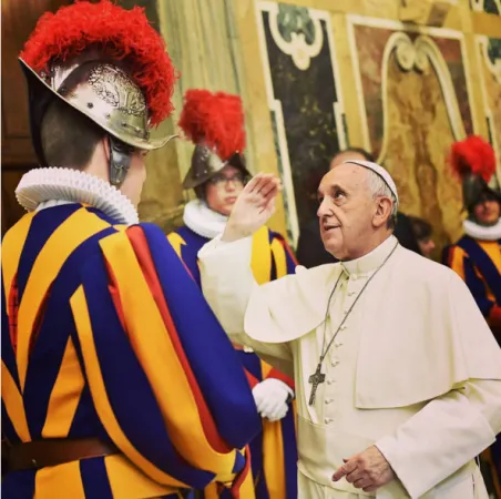 Il Papa e una Guardia  |  | Istagram - Franciscus