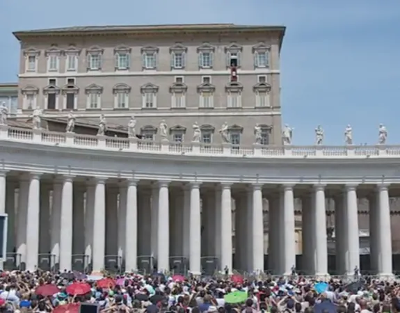 Piazza San Pietro durante la preghiera dell' Angelus |  | CTV