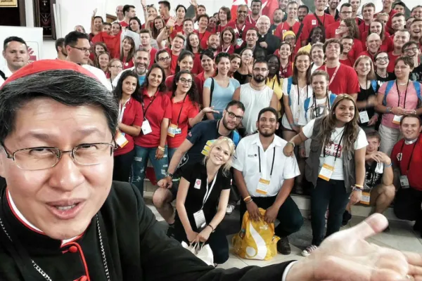 Selfie del Cardinale Luis Antonio Tagle e i giovani a Caritas Youth  / Caritas Internationalis