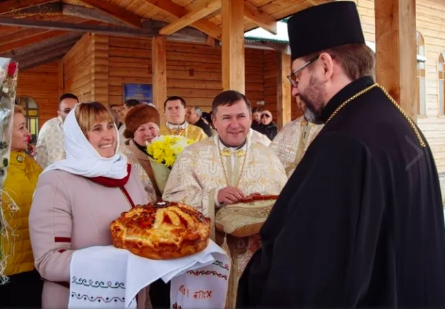 Sua Beatitudine Shevchuk in Ucraina | L'arcivescovo maggiore Shevchuk incontra la popolazione nella zona grigia  | http://ugcc.tv/ua/media/77936.html