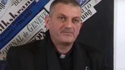 Padre Jacques Mourad, monaco del monastero di Mar Mousa, in una delle conferenze stampa che ha tenuto in Europa dopo essere fuggito dalla prigionia / Screenshot TV2000 