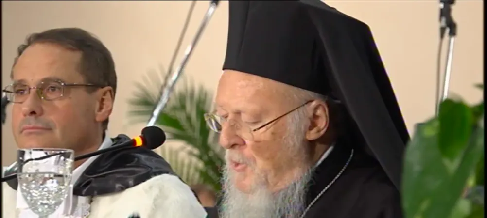 Bartolomeo, Patriarca Ecumenico di Costantinopoli | Il Patriarca Bartolomeo durante la lectio magistralis, dopo aver ricevuto la laurea Honoris Causa in Archeologia, Lecce, Università del Salento, 2 dicembre 2016 | Università del Salento