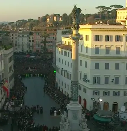 Papa Francesco Immacolata piazza di Spagna | Papa Francesco ai piedi della statua dell'Immacolata di piazza di Spagna, 8 dicembre 2016 | CTV