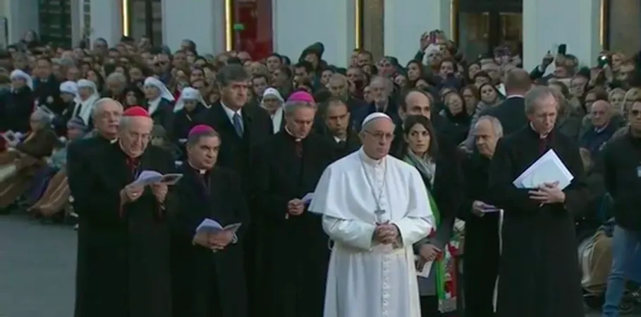 Papa Francesco a piazza di Spagna | Papa Francesco ai piedi della statua dell'Immacolata di piazza di Spagna, 8 dicembre 2016 | CTV